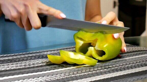 女性双手在厨房用刀切鲜青椒