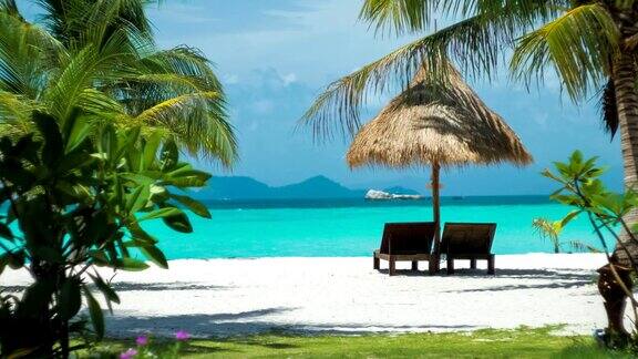 沙滩椅、雨伞和沙滩上的棕榈树梦幻般的外观利比岛泰国亚洲