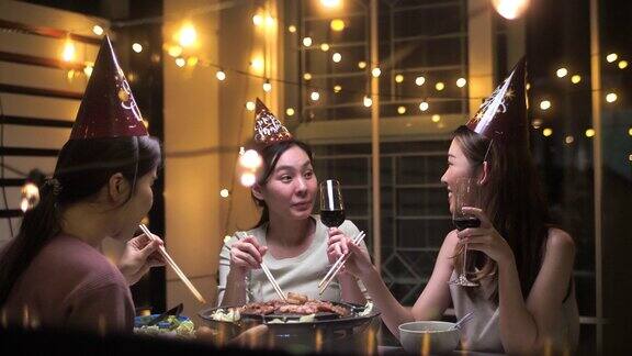 亚洲女性朋友聚在一起欢度新年在家里喝酒
