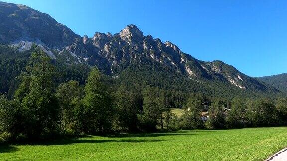 在奥地利的山上有一条小溪和徒步小径