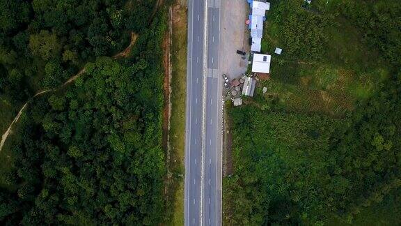 鸟瞰图:乡村公路从上面