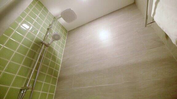 家里浴室的淋浴喷头
