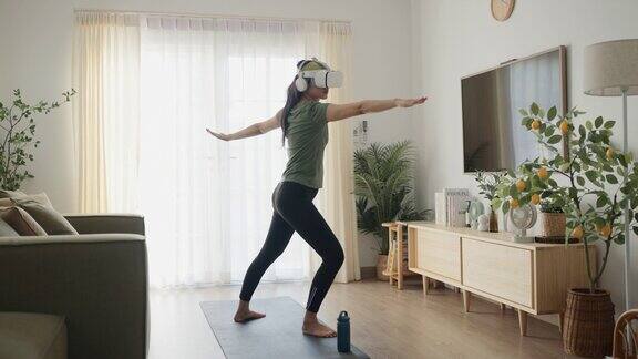 一名年轻女子戴着VR头盔在家锻炼