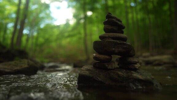 在森林里河边平衡的石头