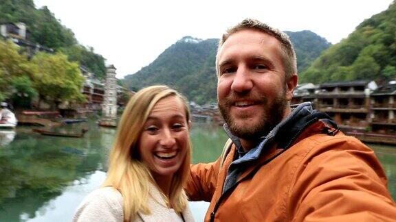 一对年轻夫妇在中国旅游自拍