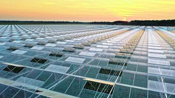 空中的大玻璃温室在乡村日落