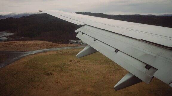 在挪威降落在卑尔根的飞机上看到的乘客