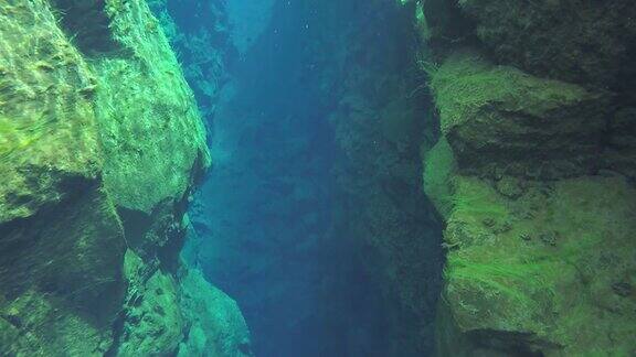 浮潜在冰岛西尔弗拉裂缝清澈冰冷的水中