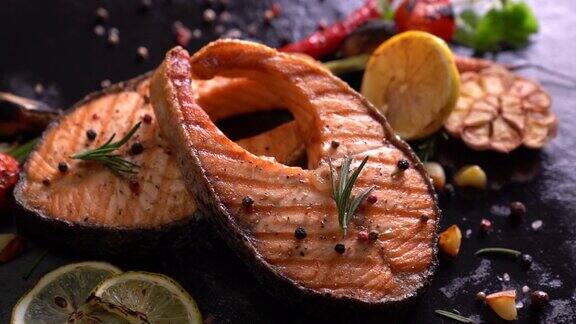 新鲜烤鲑鱼排配调味料和各种蔬菜