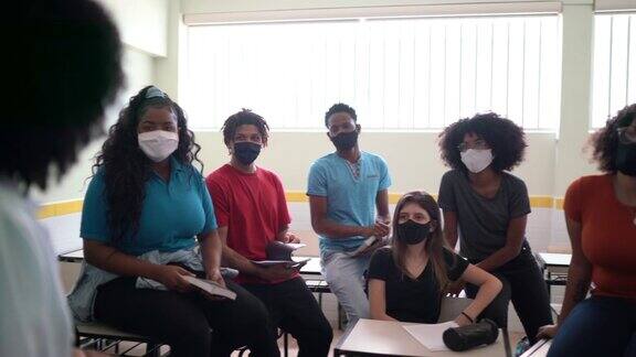 学生在非正式课堂上戴口罩