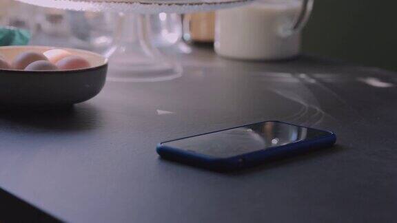 一位匿名的超重女面包师把她的智能手机放在餐桌上
