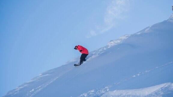 滑雪运动员从悬崖上跳下落在刚下的雪上
