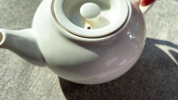 白色茶壶绕轴旋转
