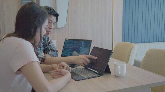 女人在家里和哥哥一起学习如何编程