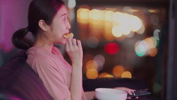 中国一名年轻女子晚上在电子平板电脑上看在线电影