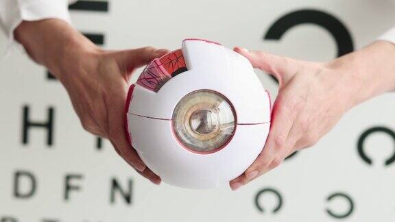 眼科医生手持人工眼模型视检台背景特写4k电影