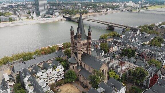 4k航拍镜头环绕德国科隆著名的圣马丁大教堂