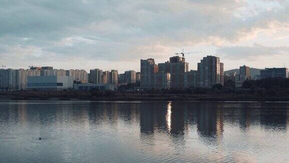 河岸上的城市剪影城市上空的云朵城市和日落