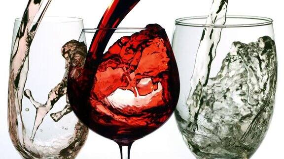 葡萄酒倒入玻璃杯