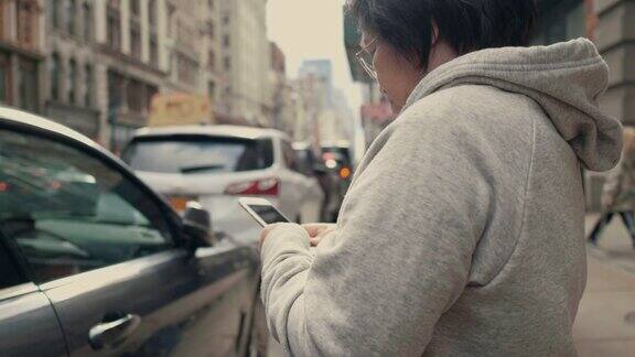 资深女性游客用智能手机拍下纽约市的照片