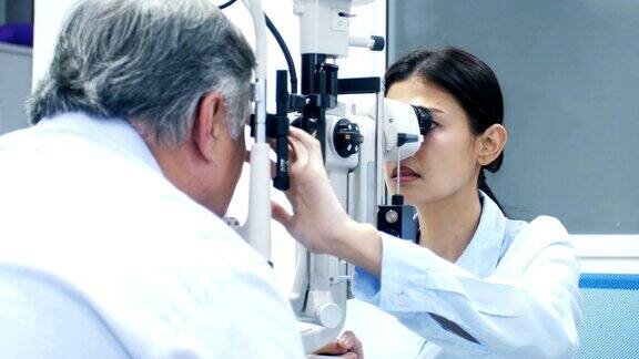 亚洲老人在诊所测试眼镜有医疗保健和医疗理念的人