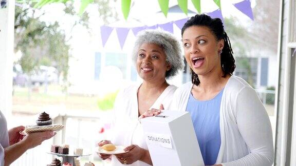 女性主持为癌症意识和研究举办的甜点募捐活动