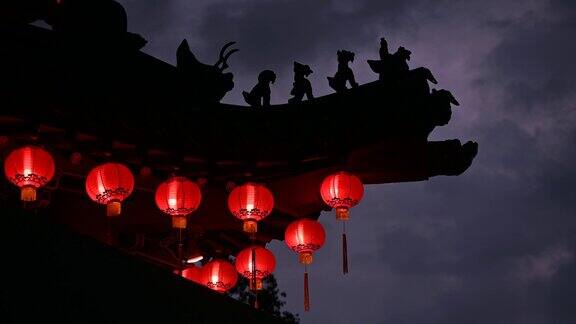 古老的传统寺庙晚上挂着圆圆的红灯笼