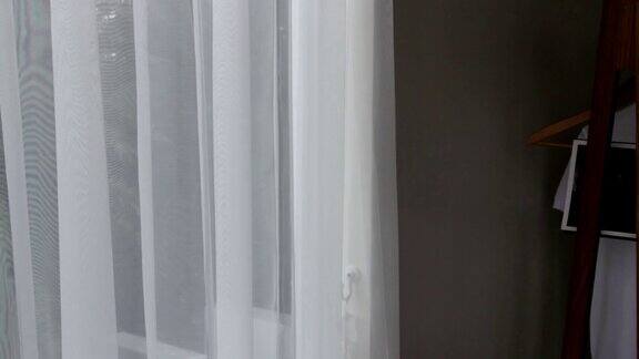 窗户上透明的白色窗帘