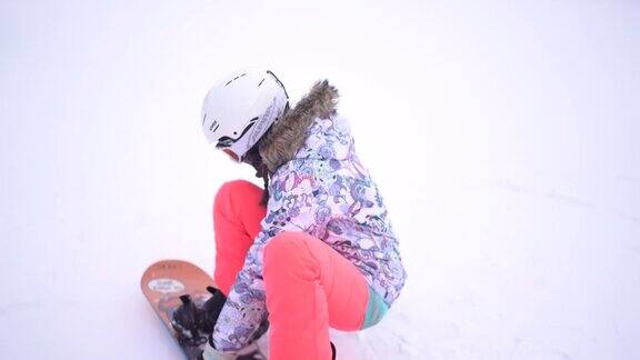 一个正在练习滑雪的少女