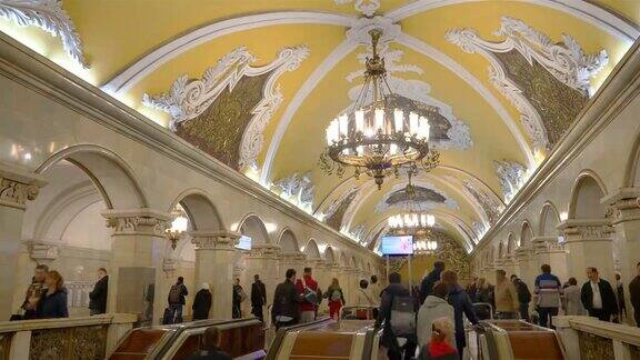 人们在莫斯科共青团地铁站自动扶梯上的时间流逝美丽的室内装饰俄罗斯