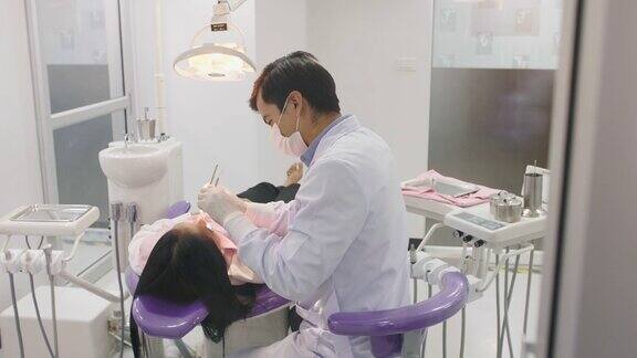 牙医为女病人治疗牙齿