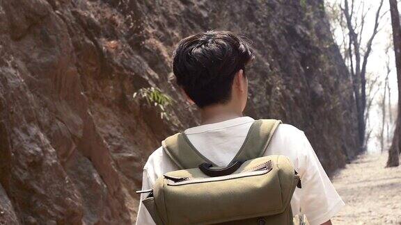 游客小伙子走在石山中留下慢镜头的情感场面