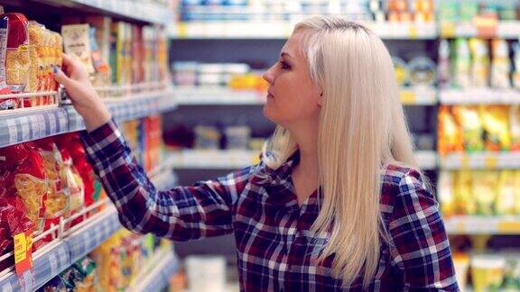 拎着购物篮在超市选购商品的女人