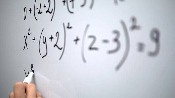 在白板上写数学方程做数学练习上课