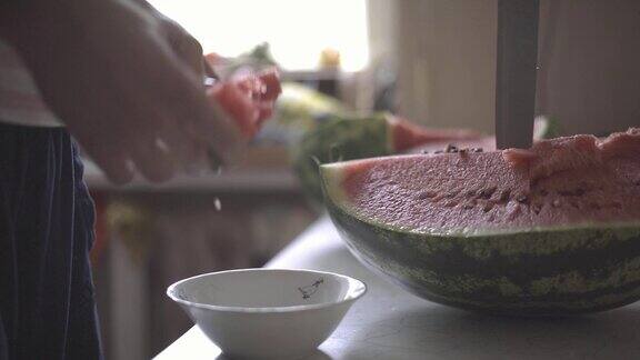 近距离用手在桌上切西瓜吃