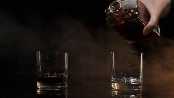 酒保将金色的威士忌白兰地白兰地波旁酒朗姆酒从瓶中倒入深色的玻璃杯中