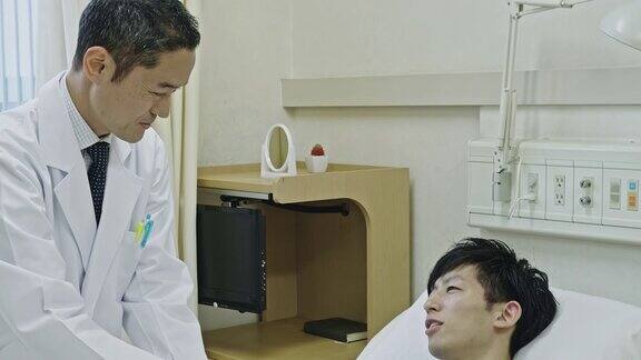 手持视频日本男医生与男病人互动