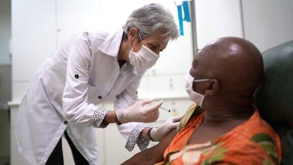 护士给病人注射疫苗