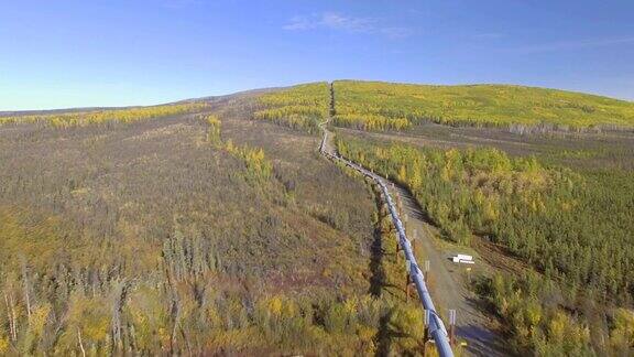 秋季阿拉斯加输油管道的航拍画面