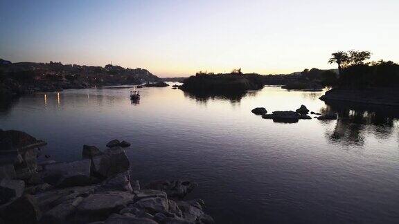 日落时尼罗河上摩托艇的风景