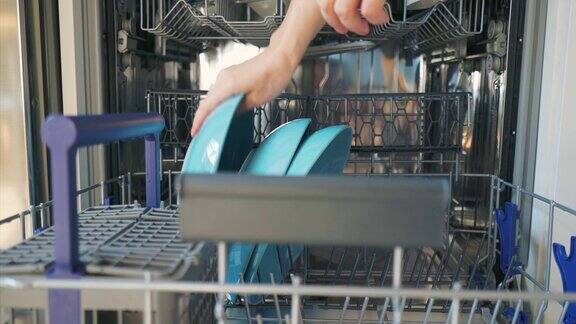 使用洗碗机的机器