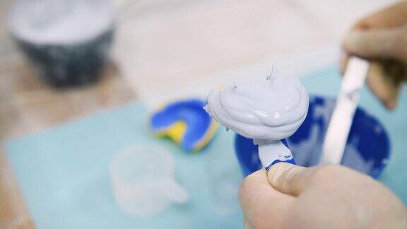 在一家牙齿矫正诊所里一位医生用石膏做了一个人的下颌模型对准器的控制和诊断类型转换