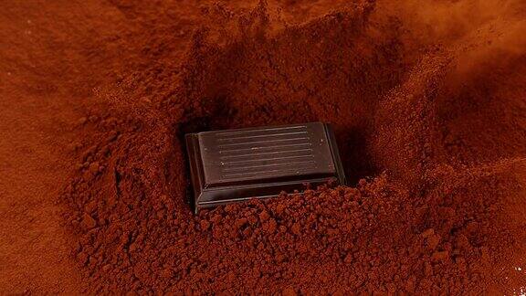 巧克力平板落在黑巧克力粉上4K慢镜头