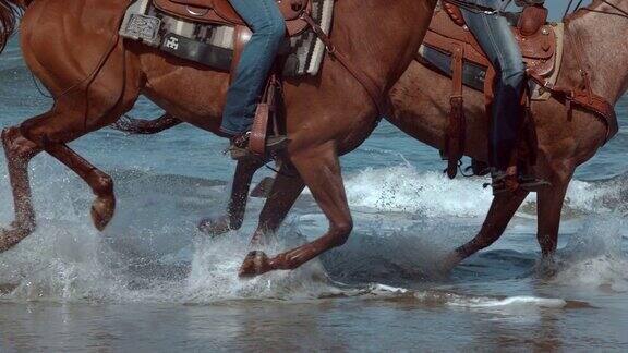 超级慢动作的女人在海滩上骑马