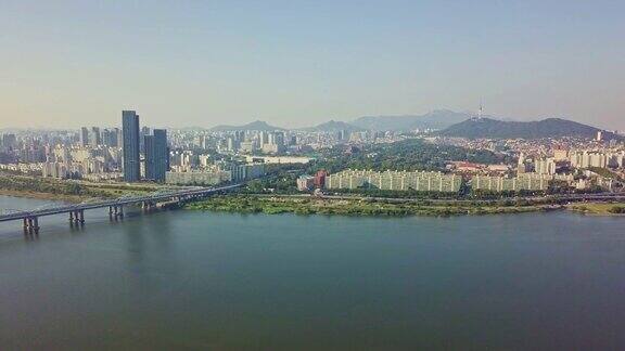韩国首尔市东杰克大桥上的汽车行驶鸟瞰图横跨汉江进入北汉城塔