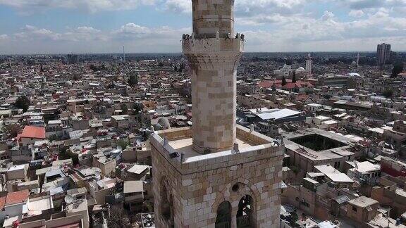 叙利亚大马士革一座清真寺的全景图阴天和晴朗的天空我们可以用无人机从地平线上鸟瞰古城