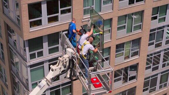 施工队准备利用升降平台进行高空作业纽约哈莱姆区