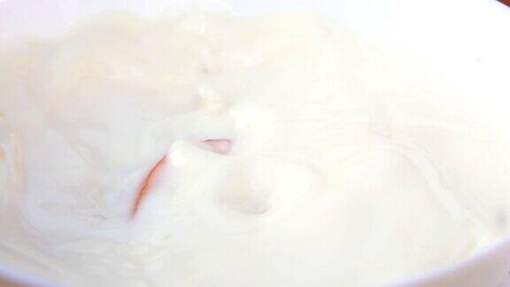 桃子片漂浮在奶油中