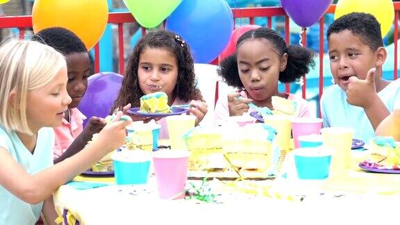 一群孩子在生日聚会上吃蛋糕