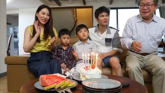 亚洲家庭用蛋糕唱生日快乐歌